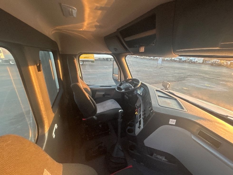 Day Cab Tractor-Heavy Duty Tractors-Freightliner-2021-T12664ST-White Deer-PA-93,306\n\t\tmiles-$ 66,750 - Image 14