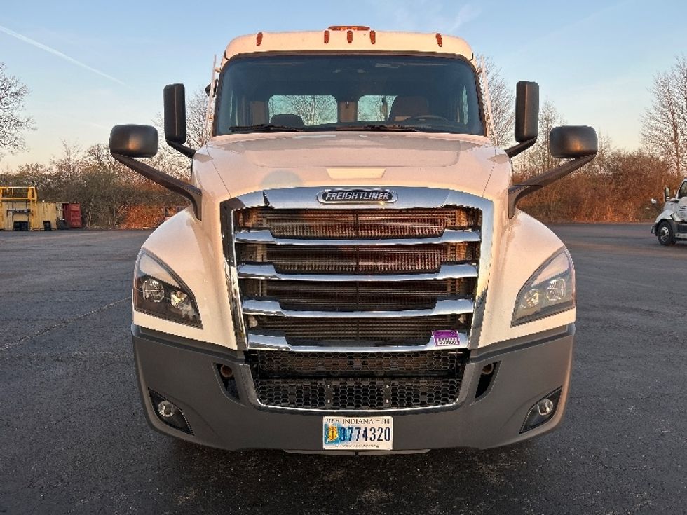 Day Cab Tractor-Heavy Duty Tractors-Freightliner-2021-T12664ST-White Deer-PA-93,306\n\t\tmiles-$ 66,750 - Image 2