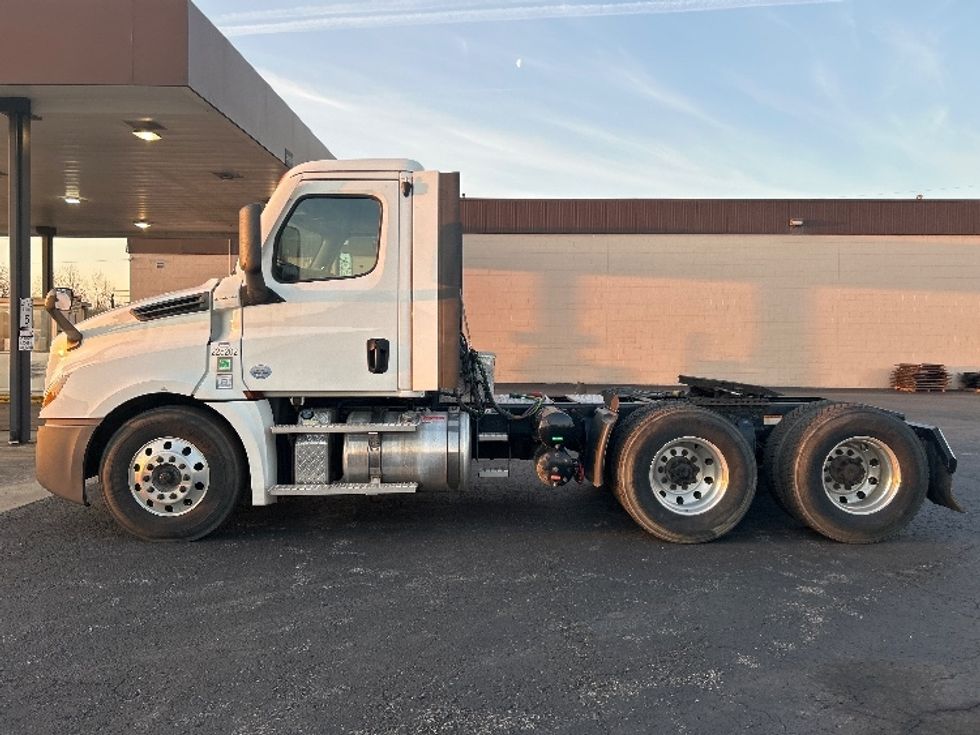 Day Cab Tractor-Heavy Duty Tractors-Freightliner-2021-T12664ST-White Deer-PA-93,306\n\t\tmiles-$ 66,750 - Image 4