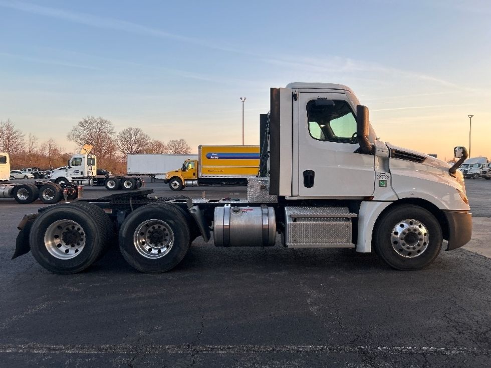 Day Cab Tractor-Heavy Duty Tractors-Freightliner-2021-T12664ST-White Deer-PA-93,306\n\t\tmiles-$ 66,750 - Image 8