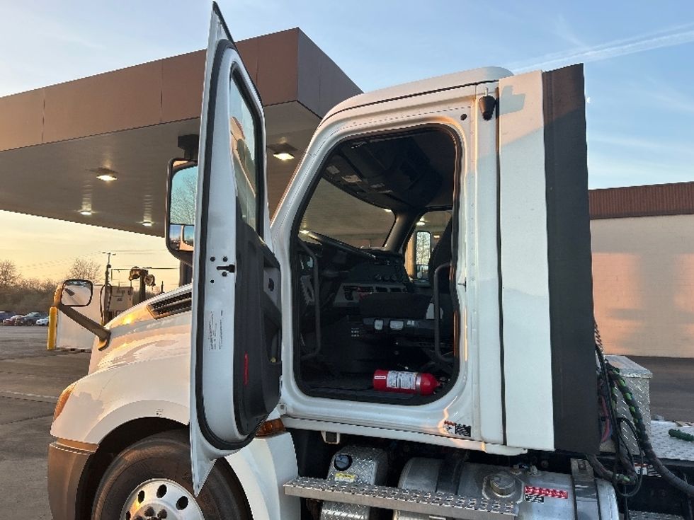Day Cab Tractor-Heavy Duty Tractors-Freightliner-2021-T12664ST-White Deer-PA-93,306\n\t\tmiles-$ 66,750 - Image 9