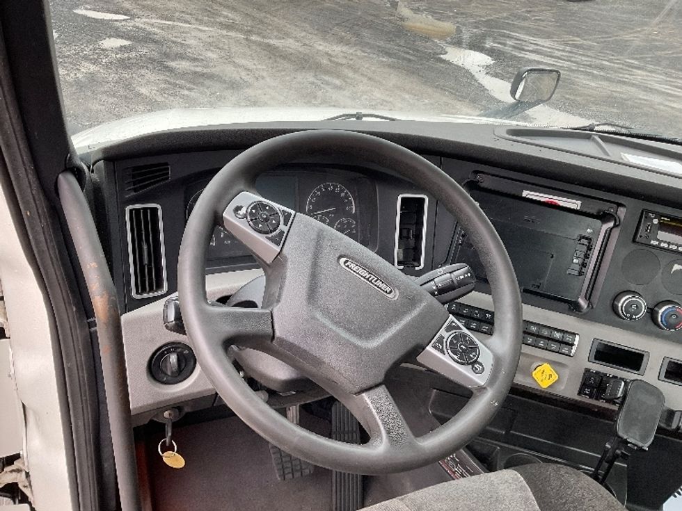 Day Cab Tractor-Heavy Duty Tractors-Freightliner-2021-T12664ST-Whitesboro-NY-527,251\n\t\tmiles-$ 41,250 - Image 11