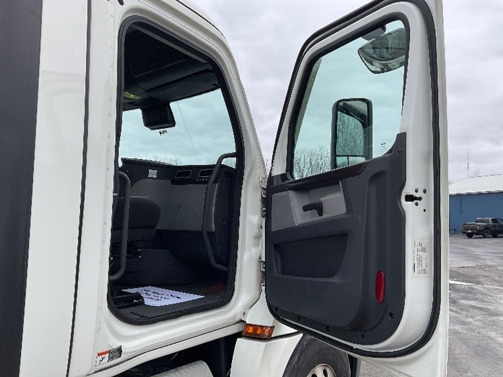 Day Cab Tractor-Heavy Duty Tractors-Freightliner-2021-T12664ST-Whitesboro-NY-527,251\n\t\tmiles-$ 41,250 - Image 12