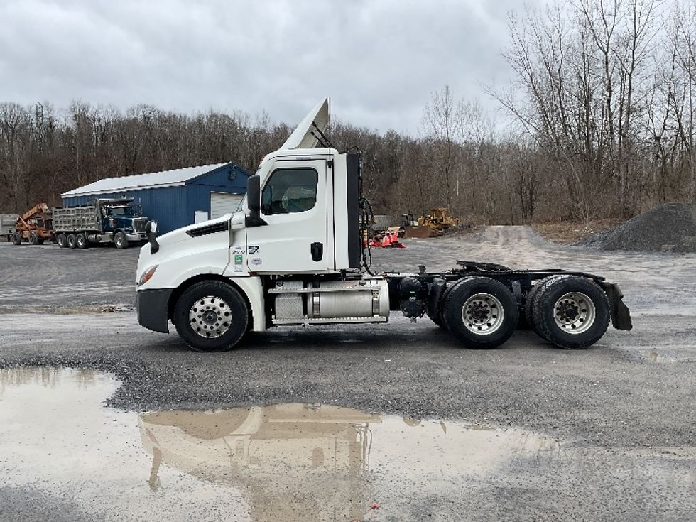 Day Cab Tractor-Heavy Duty Tractors-Freightliner-2021-T12664ST-Whitesboro-NY-527,251\n\t\tmiles-$ 41,250 - Image 4
