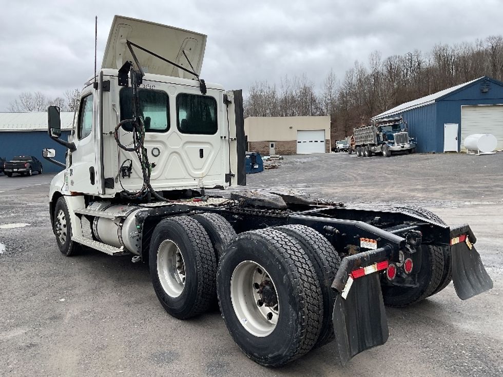 Day Cab Tractor-Heavy Duty Tractors-Freightliner-2021-T12664ST-Whitesboro-NY-527,251\n\t\tmiles-$ 41,250 - Image 5