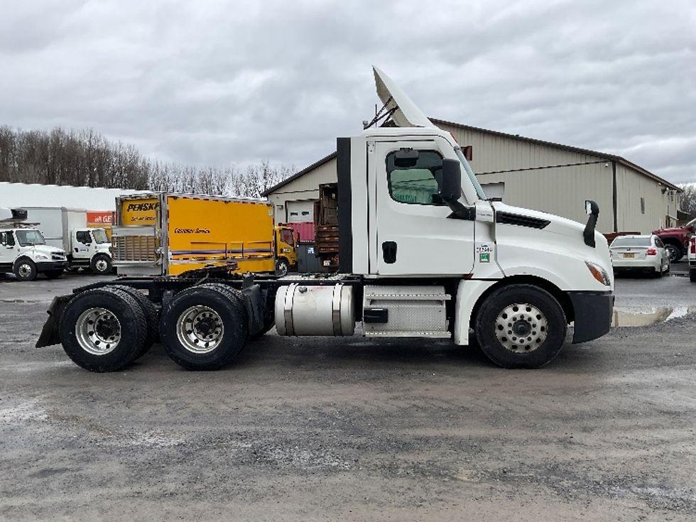 Day Cab Tractor-Heavy Duty Tractors-Freightliner-2021-T12664ST-Whitesboro-NY-527,251\n\t\tmiles-$ 41,250 - Image 8
