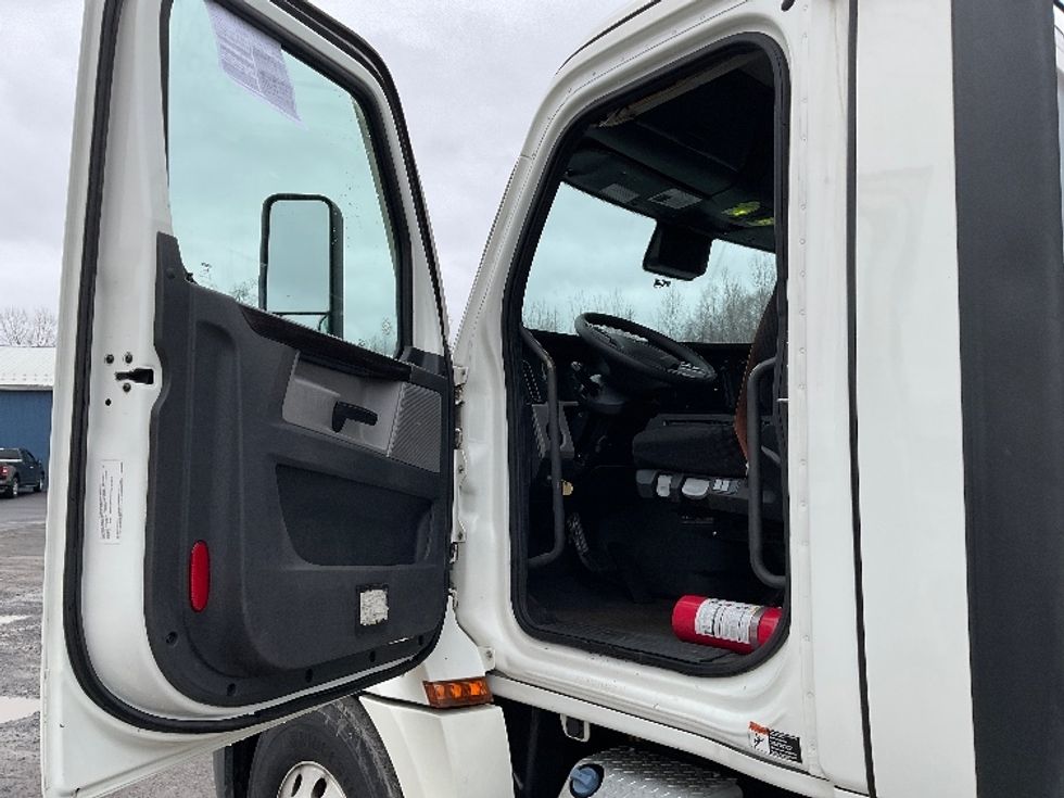 Day Cab Tractor-Heavy Duty Tractors-Freightliner-2021-T12664ST-Whitesboro-NY-527,251\n\t\tmiles-$ 41,250 - Image 9