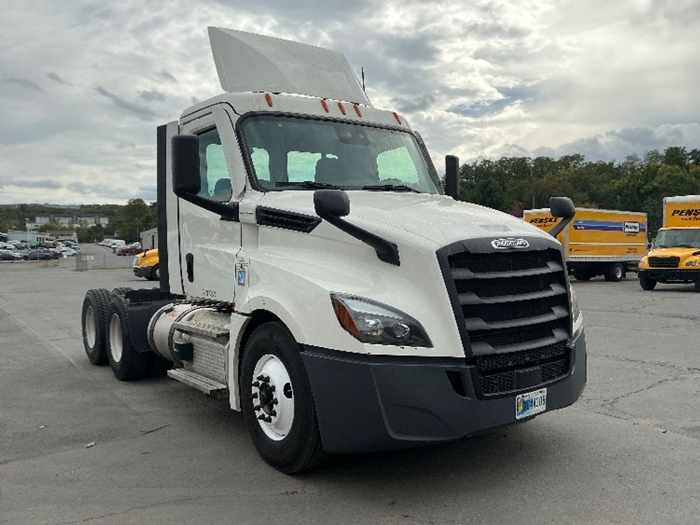 Day Cab Tractor-Heavy Duty Tractors-Freightliner-2021-T12664ST-Wilkes Barre-PA-401,994\n\t\tmiles-$ 53,000 - Image 1