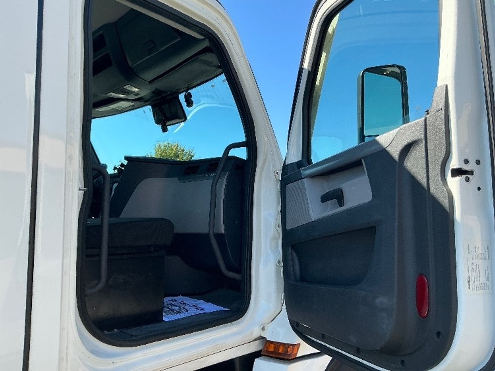 Day Cab Tractor-Heavy Duty Tractors-Freightliner-2021-T12664ST-Wilkes Barre-PA-401,994\n\t\tmiles-$ 53,000 - Image 12