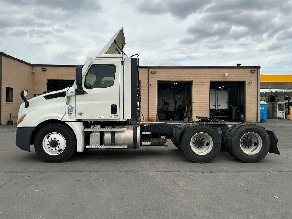 Day Cab Tractor-Heavy Duty Tractors-Freightliner-2021-T12664ST-Wilkes Barre-PA-401,994\n\t\tmiles-$ 53,000 - Image 4