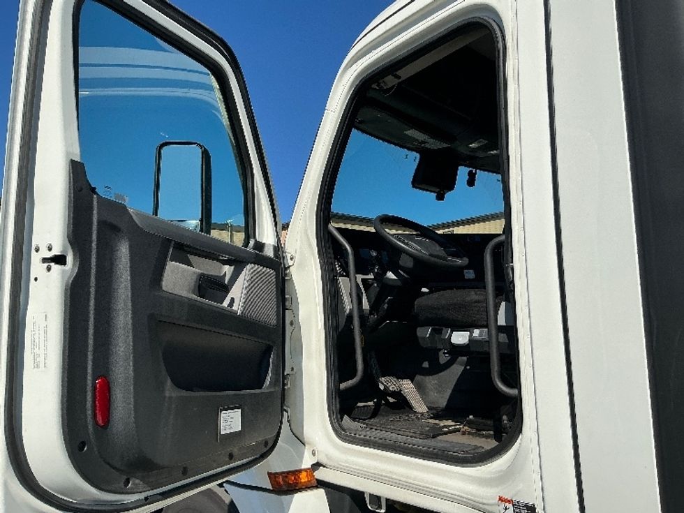 Day Cab Tractor-Heavy Duty Tractors-Freightliner-2021-T12664ST-Wilkes Barre-PA-401,994\n\t\tmiles-$ 53,000 - Image 9