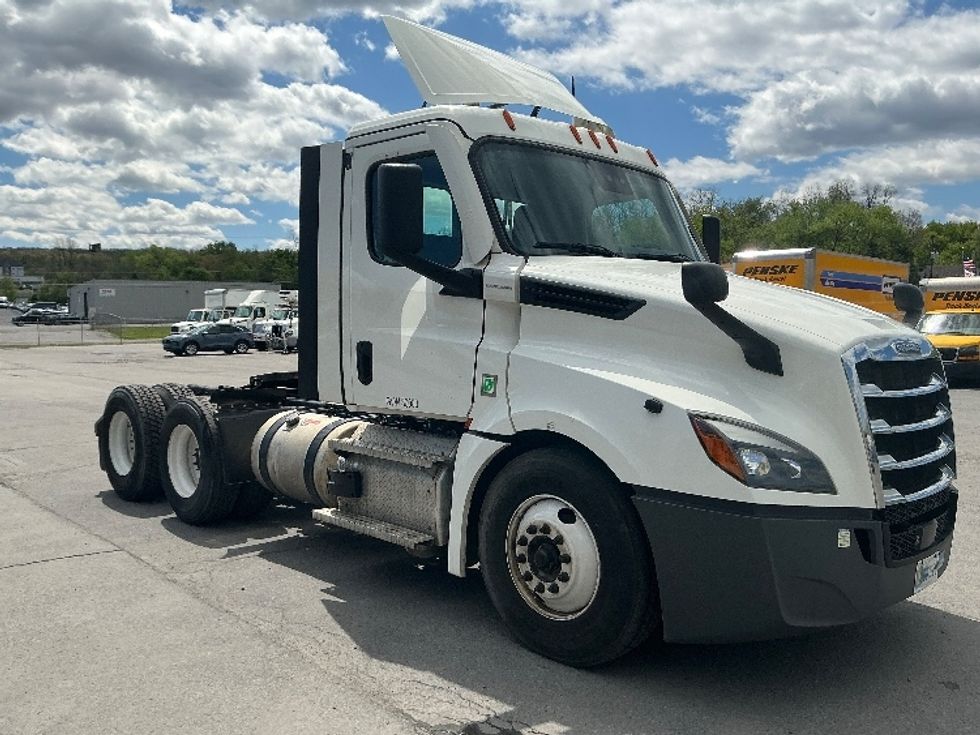 Day Cab Tractor-Heavy Duty Tractors-Freightliner-2021-T12664ST-Wilkes Barre-PA-599,374\n\t\tmiles-$ 36,500 - Image 1