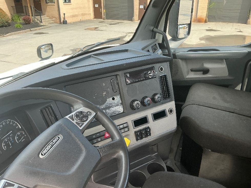 Day Cab Tractor-Heavy Duty Tractors-Freightliner-2021-T12664ST-Wilkes Barre-PA-599,374\n\t\tmiles-$ 36,500 - Image 10
