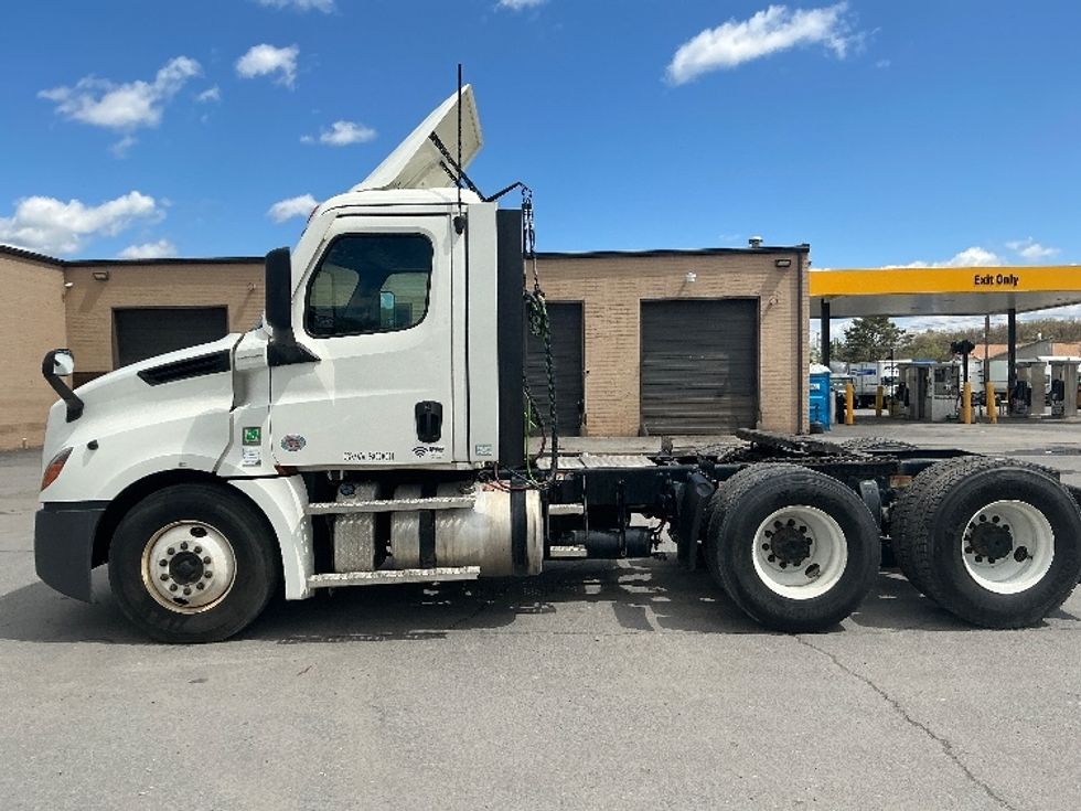 Day Cab Tractor-Heavy Duty Tractors-Freightliner-2021-T12664ST-Wilkes Barre-PA-599,374\n\t\tmiles-$ 36,500 - Image 4