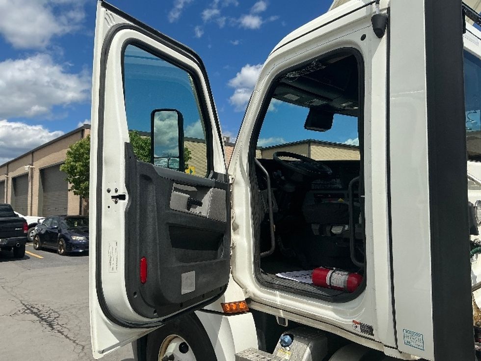 Day Cab Tractor-Heavy Duty Tractors-Freightliner-2021-T12664ST-Wilkes Barre-PA-599,374\n\t\tmiles-$ 36,500 - Image 9
