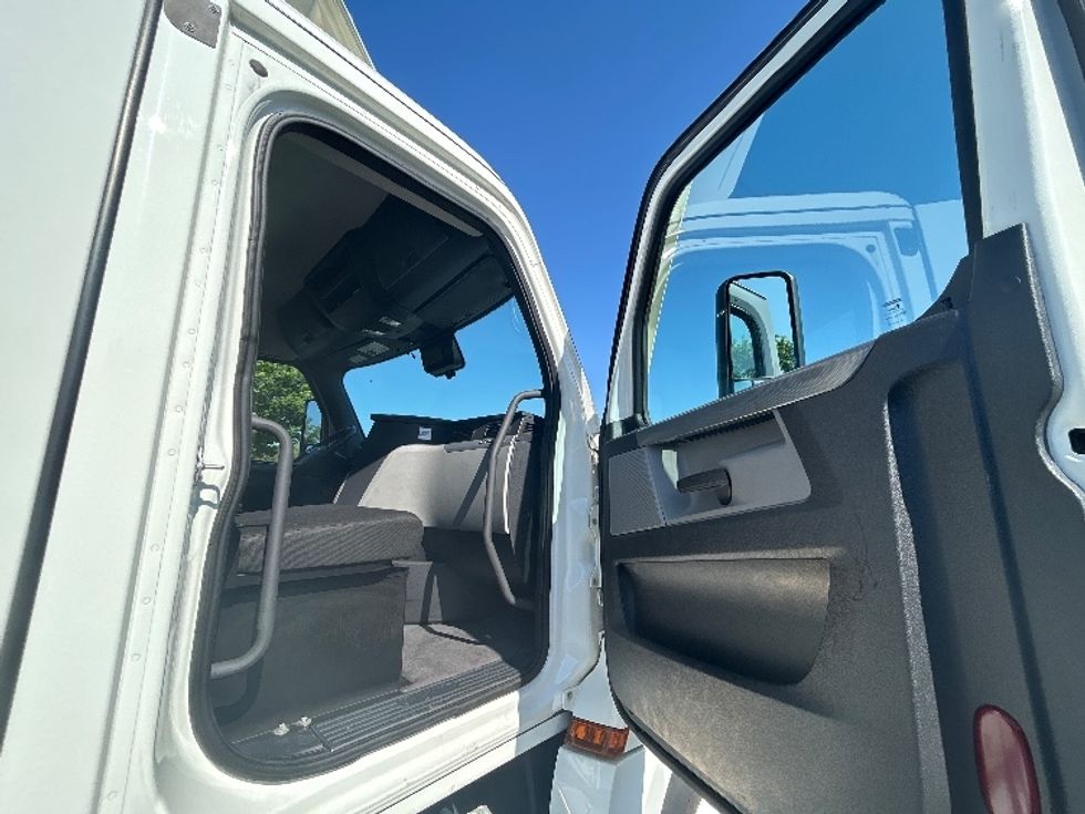 Day Cab Tractor-Heavy Duty Tractors-Freightliner-2021-T12664ST-Winston Salem-NC-482,062\n\t\tmiles-$ 53,250 - Image 12