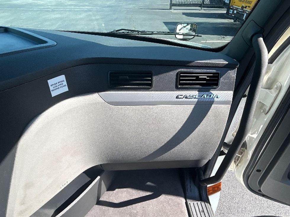 Day Cab Tractor-Heavy Duty Tractors-Freightliner-2021-T12664ST-Winston Salem-NC-482,062\n\t\tmiles-$ 53,250 - Image 13