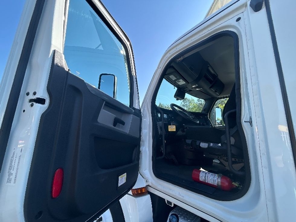 Day Cab Tractor-Heavy Duty Tractors-Freightliner-2021-T12664ST-Winston Salem-NC-482,062\n\t\tmiles-$ 53,250 - Image 9