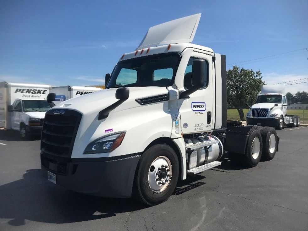 Day Cab Tractor-Heavy Duty Tractors-Freightliner-2021-T12664ST-York-PA-333,566\n\t\tmiles-$ 61,250 - Image 3