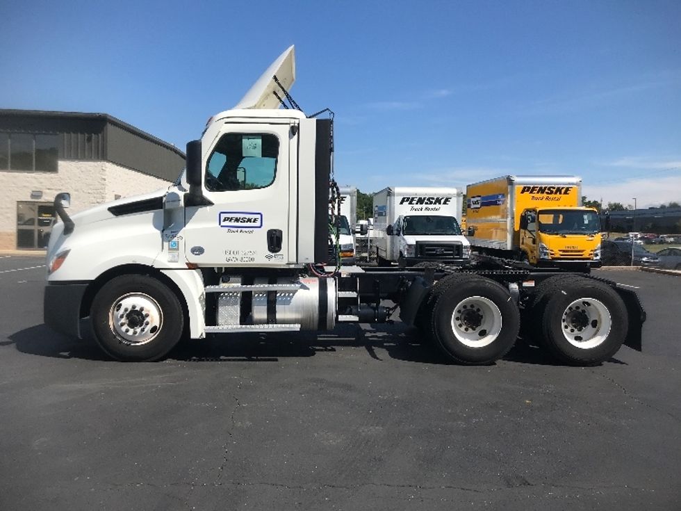 Day Cab Tractor-Heavy Duty Tractors-Freightliner-2021-T12664ST-York-PA-333,566\n\t\tmiles-$ 61,250 - Image 4