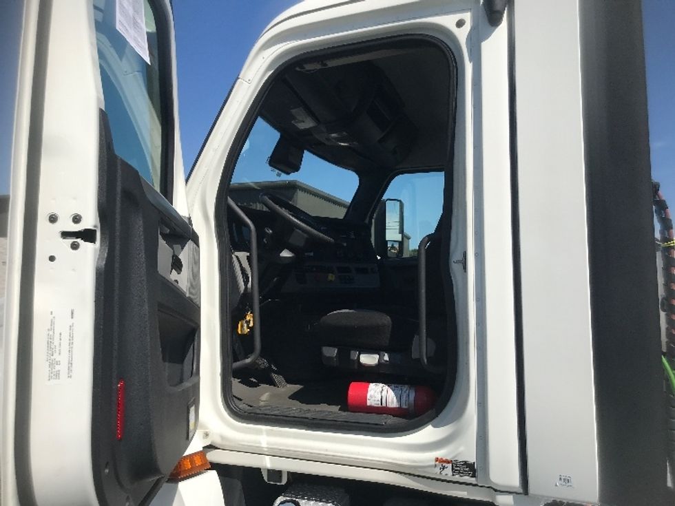 Day Cab Tractor-Heavy Duty Tractors-Freightliner-2021-T12664ST-York-PA-333,566\n\t\tmiles-$ 61,250 - Image 9
