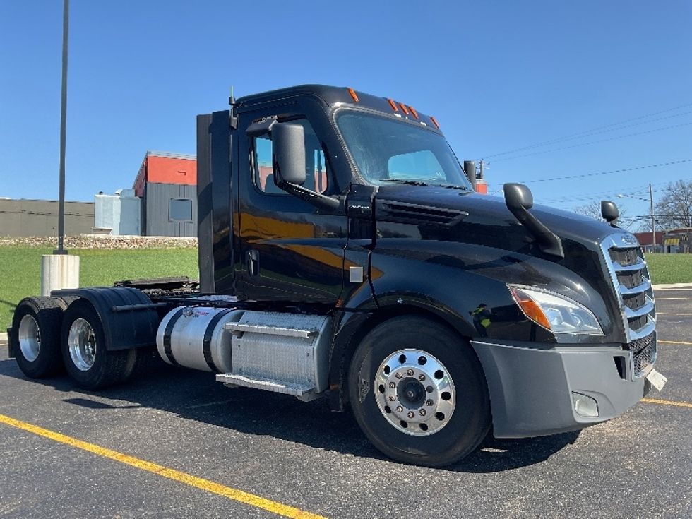 Day Cab Tractor-Heavy Duty Tractors-Freightliner-2021-T12664ST-Youngstown-OH-370,843\n\t\tmiles-$ 49,500 - Image 1