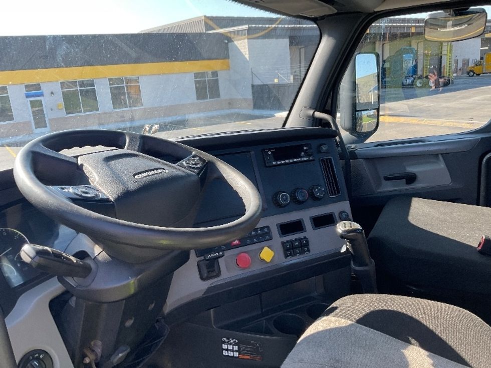 Day Cab Tractor-Heavy Duty Tractors-Freightliner-2021-T12664ST-Youngstown-OH-370,843\n\t\tmiles-$ 49,500 - Image 10