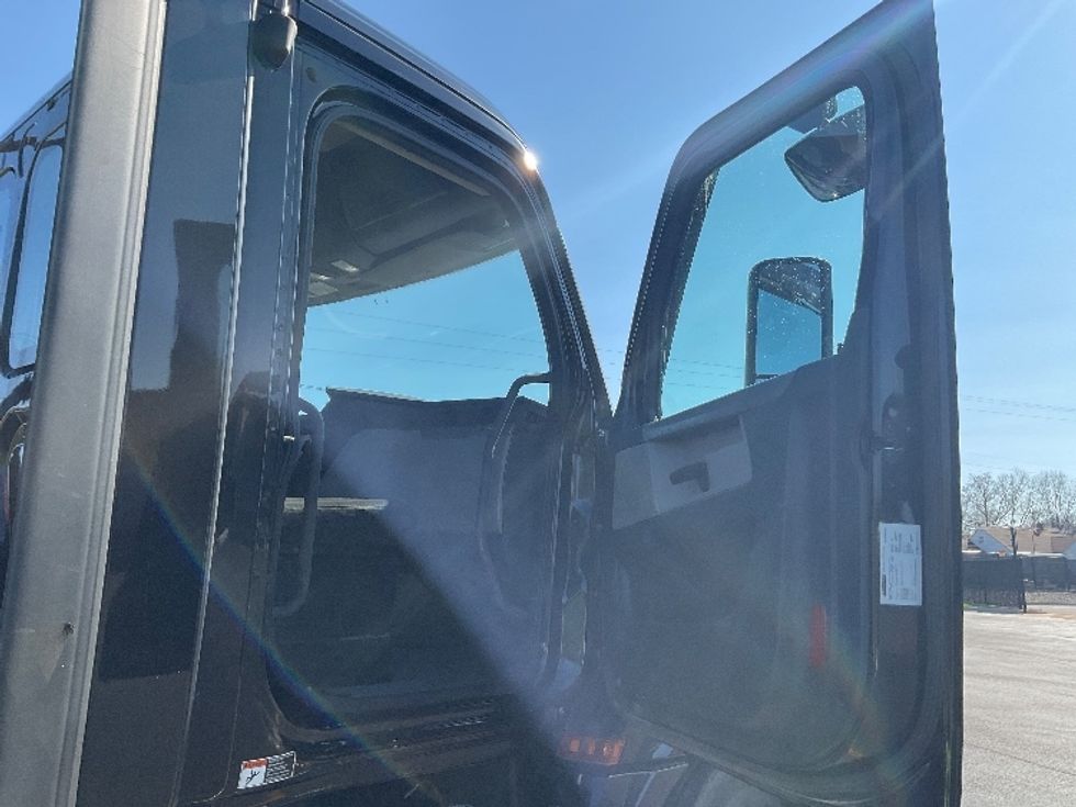 Day Cab Tractor-Heavy Duty Tractors-Freightliner-2021-T12664ST-Youngstown-OH-370,843\n\t\tmiles-$ 49,500 - Image 12