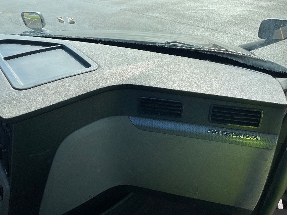 Day Cab Tractor-Heavy Duty Tractors-Freightliner-2021-T12664ST-Youngstown-OH-370,843\n\t\tmiles-$ 49,500 - Image 13