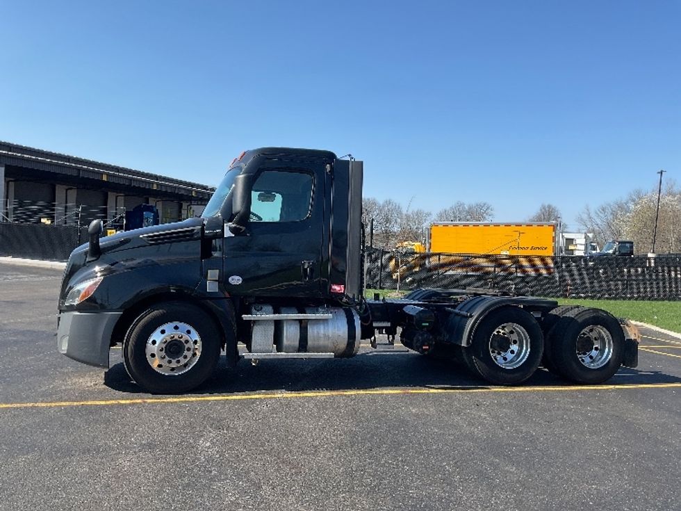 Day Cab Tractor-Heavy Duty Tractors-Freightliner-2021-T12664ST-Youngstown-OH-370,843\n\t\tmiles-$ 49,500 - Image 4