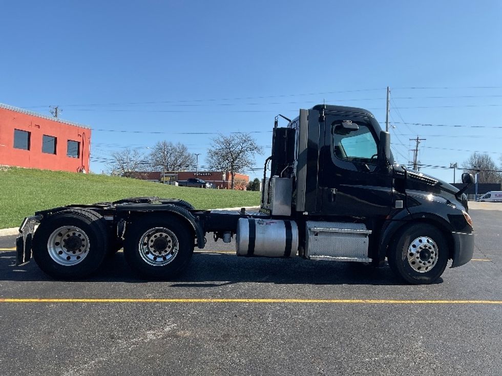 Day Cab Tractor-Heavy Duty Tractors-Freightliner-2021-T12664ST-Youngstown-OH-370,843\n\t\tmiles-$ 49,500 - Image 8