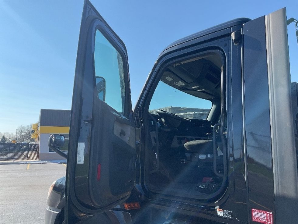 Day Cab Tractor-Heavy Duty Tractors-Freightliner-2021-T12664ST-Youngstown-OH-370,843\n\t\tmiles-$ 49,500 - Image 9