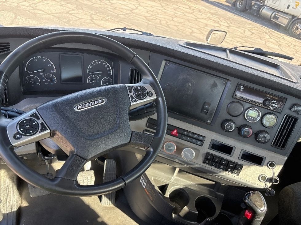 Day Cab Tractor-Heavy Duty Tractors-Freightliner-2021-T12684ST-Salt Lake City-UT-327,959\n\t\tmiles-$ 88,750 - Image 11
