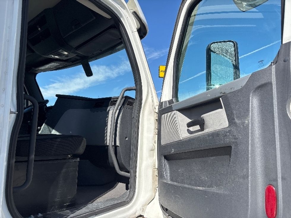 Day Cab Tractor-Heavy Duty Tractors-Freightliner-2021-T12684ST-Salt Lake City-UT-327,959\n\t\tmiles-$ 88,750 - Image 12