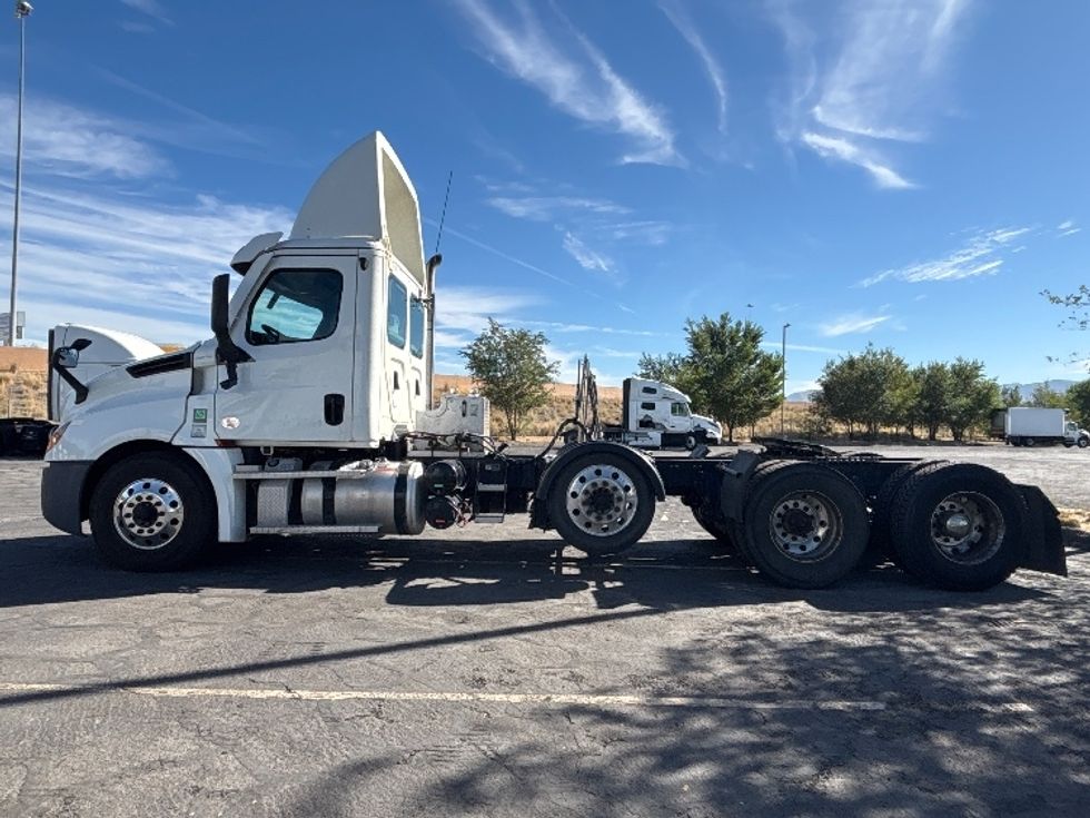 Day Cab Tractor-Heavy Duty Tractors-Freightliner-2021-T12684ST-Salt Lake City-UT-327,959\n\t\tmiles-$ 88,750 - Image 4