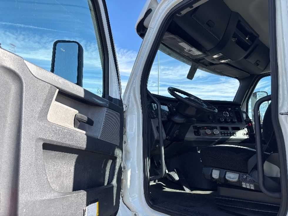Day Cab Tractor-Heavy Duty Tractors-Freightliner-2021-T12684ST-Salt Lake City-UT-327,959\n\t\tmiles-$ 88,750 - Image 9