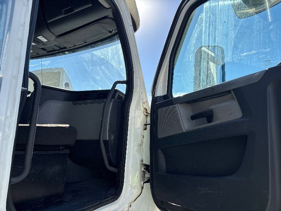Day Cab Tractor-Heavy Duty Tractors-Freightliner-2021-T12684ST-Salt Lake City-UT-375,647\n\t\tmiles-$ 86,250 - Image 12
