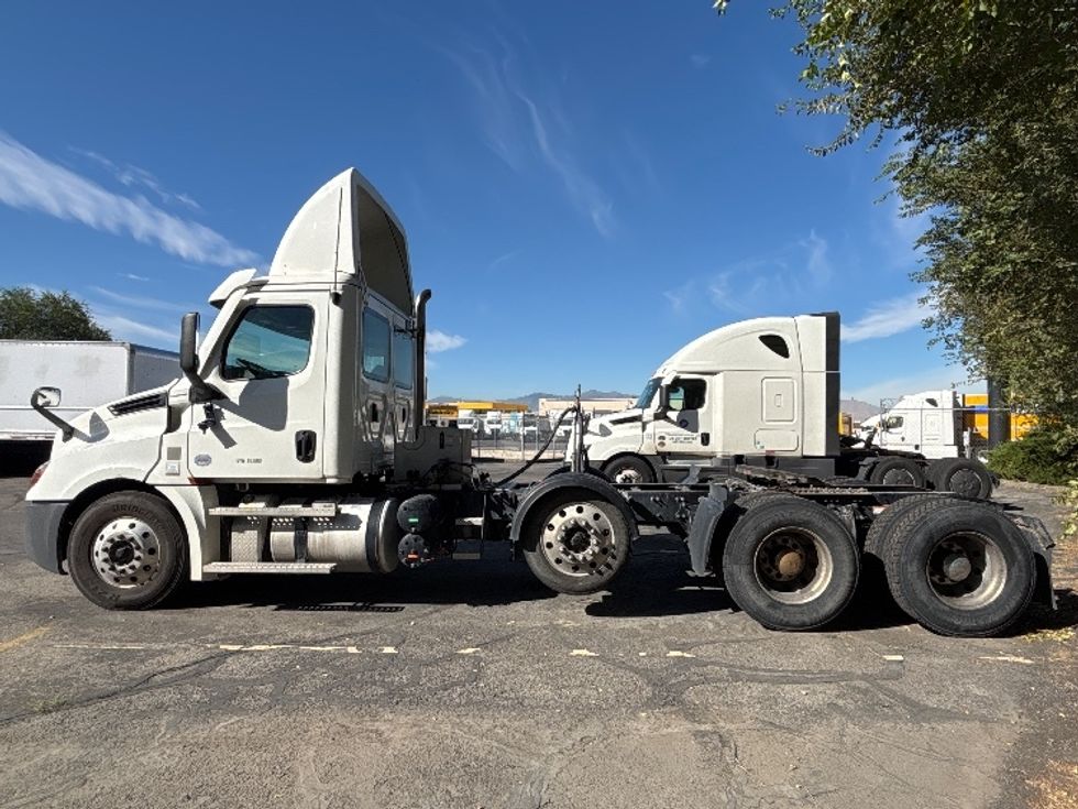 Day Cab Tractor-Heavy Duty Tractors-Freightliner-2021-T12684ST-Salt Lake City-UT-375,647\n\t\tmiles-$ 86,250 - Image 4