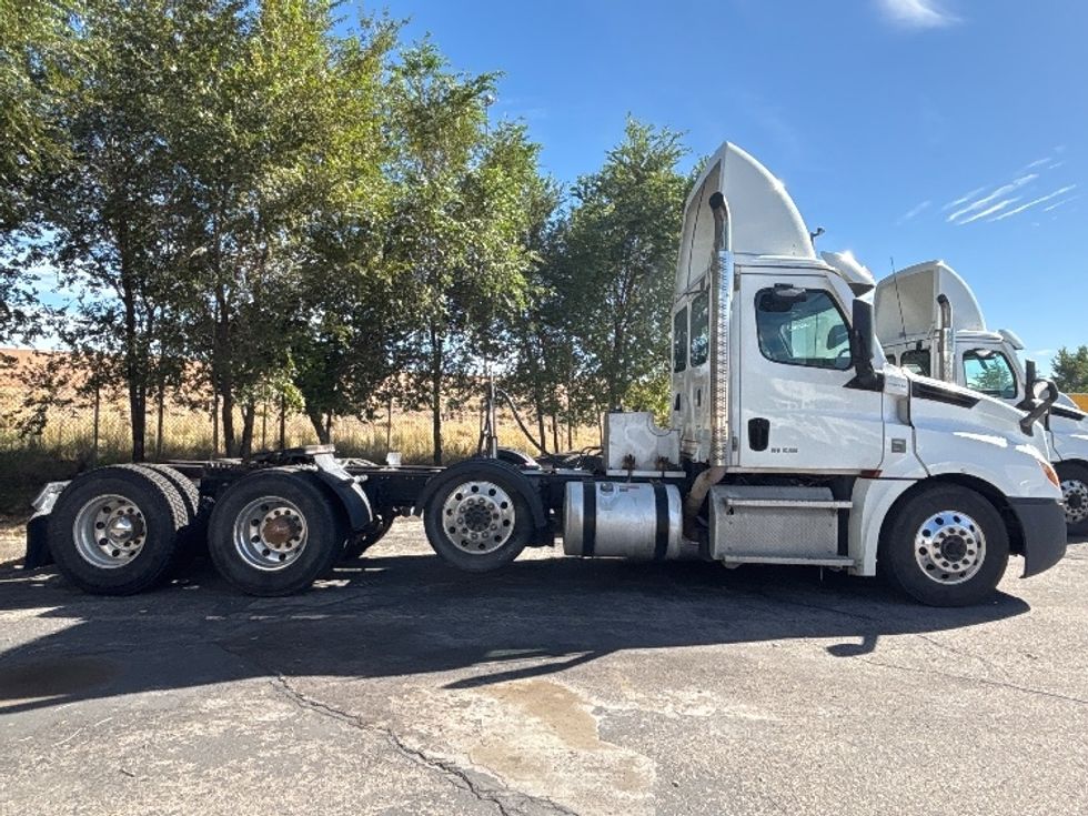 Day Cab Tractor-Heavy Duty Tractors-Freightliner-2021-T12684ST-Salt Lake City-UT-375,647\n\t\tmiles-$ 86,250 - Image 8