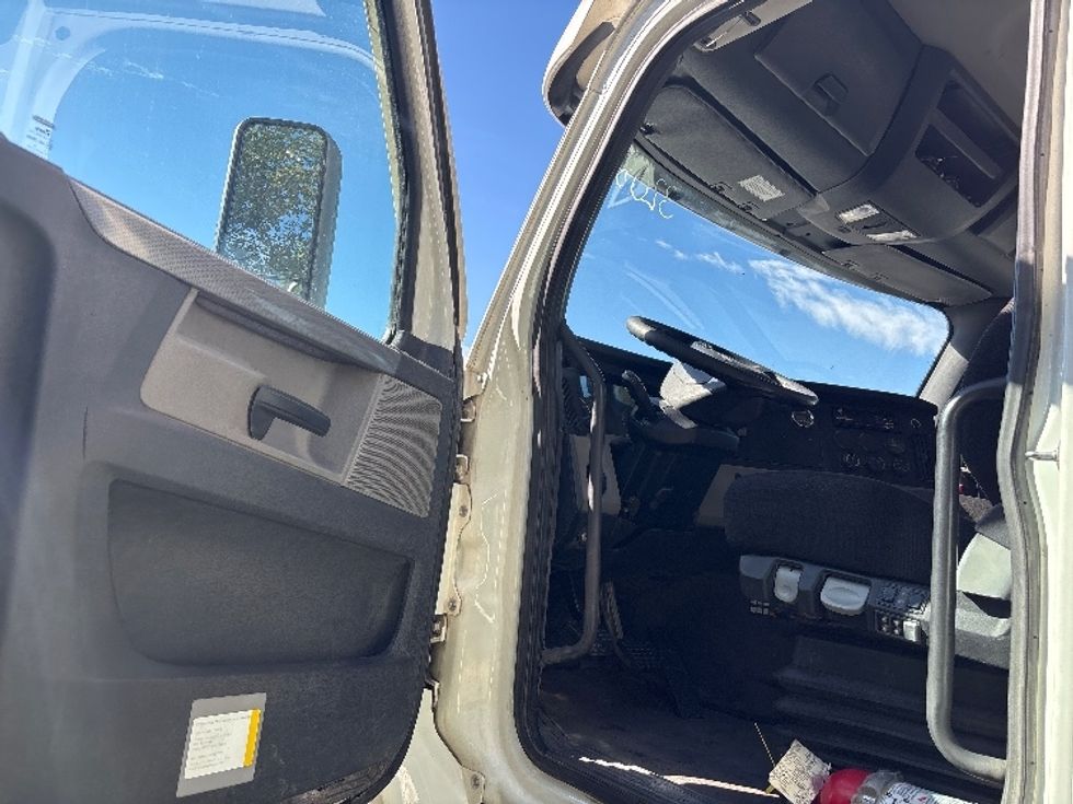 Day Cab Tractor-Heavy Duty Tractors-Freightliner-2021-T12684ST-Salt Lake City-UT-375,647\n\t\tmiles-$ 86,250 - Image 9