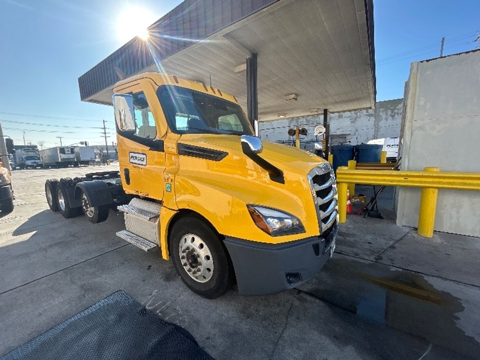 Day Cab Tractor-Heavy Duty Tractors-Freightliner-2021-T12684ST-Torrance-CA-244,771\n\t\tmiles-$ 81,250 - Image 1