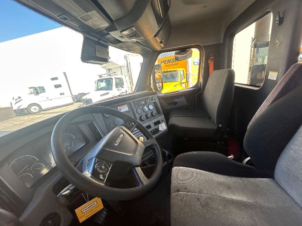 Day Cab Tractor-Heavy Duty Tractors-Freightliner-2021-T12684ST-Torrance-CA-244,771\n\t\tmiles-$ 81,250 - Image 10