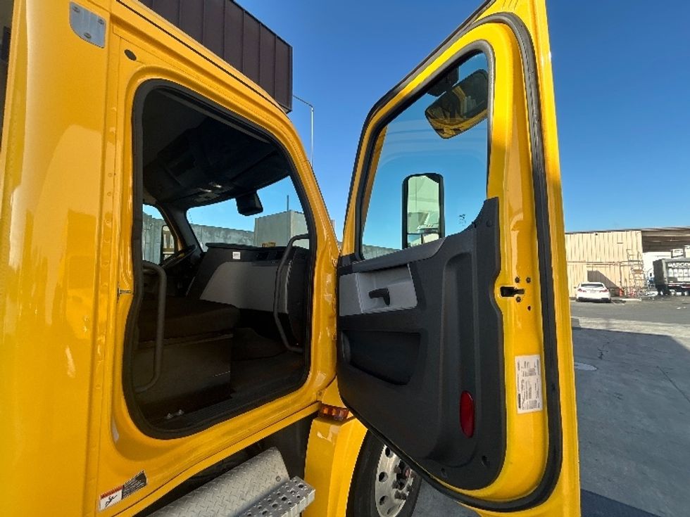 Day Cab Tractor-Heavy Duty Tractors-Freightliner-2021-T12684ST-Torrance-CA-244,771\n\t\tmiles-$ 81,250 - Image 12