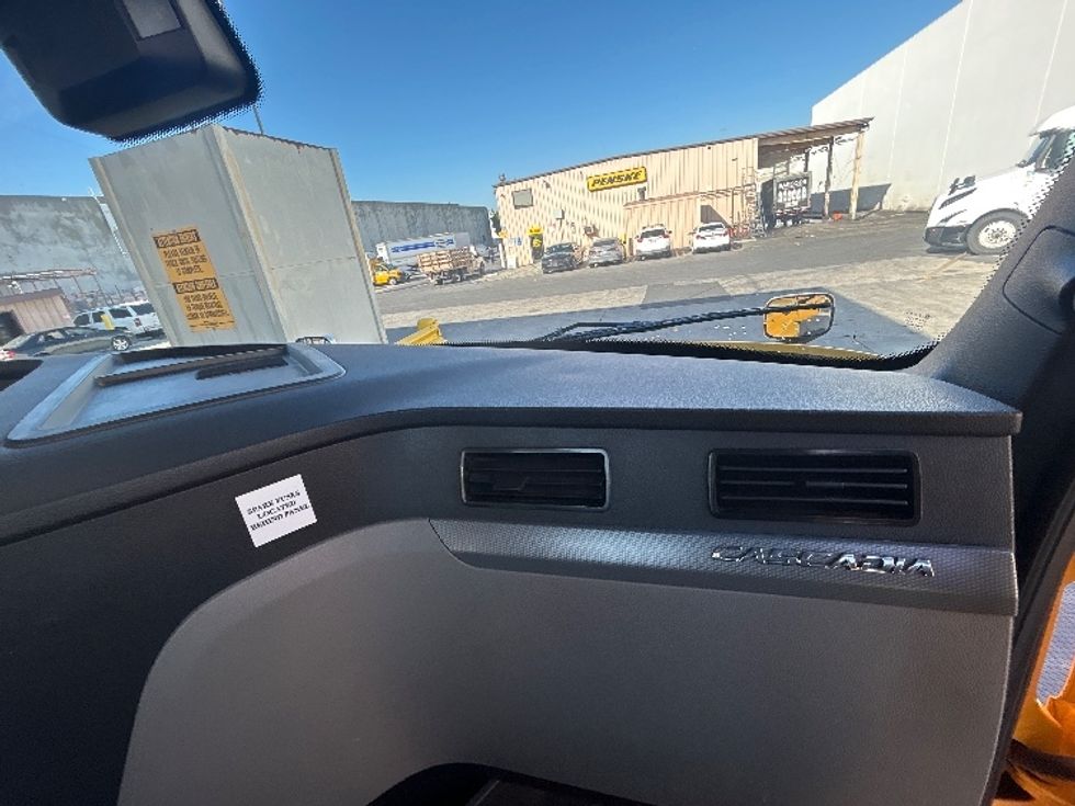 Day Cab Tractor-Heavy Duty Tractors-Freightliner-2021-T12684ST-Torrance-CA-244,771\n\t\tmiles-$ 81,250 - Image 13