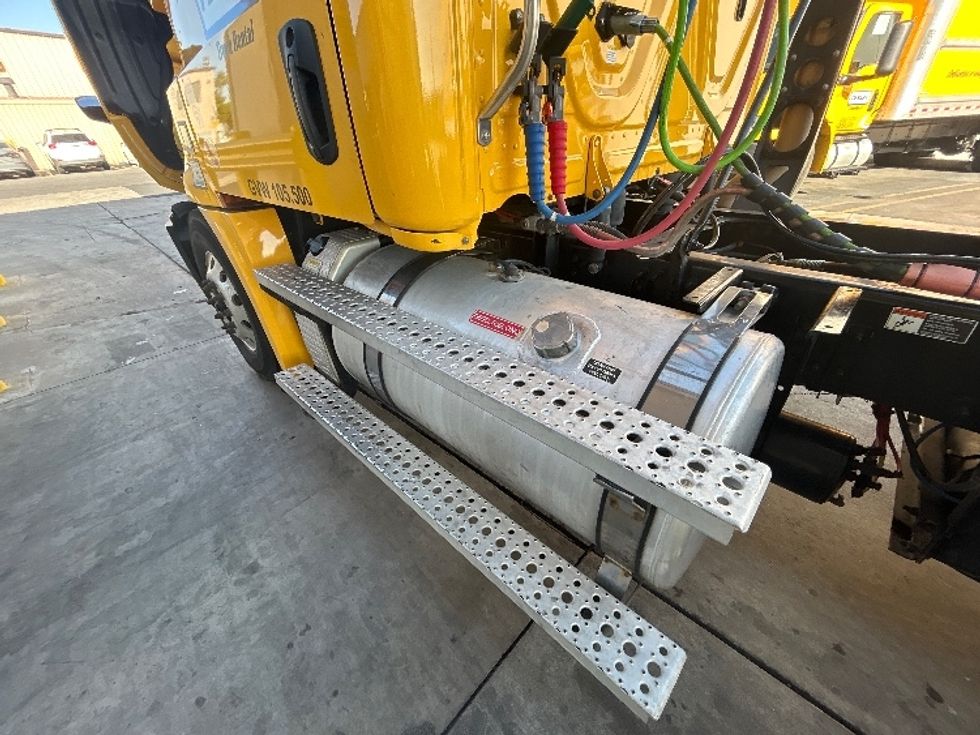 Day Cab Tractor-Heavy Duty Tractors-Freightliner-2021-T12684ST-Torrance-CA-244,771\n\t\tmiles-$ 81,250 - Image 17