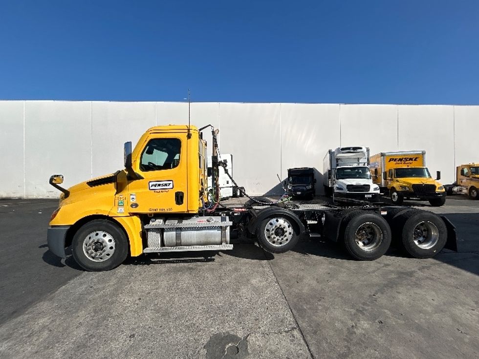 Day Cab Tractor-Heavy Duty Tractors-Freightliner-2021-T12684ST-Torrance-CA-244,771\n\t\tmiles-$ 81,250 - Image 4