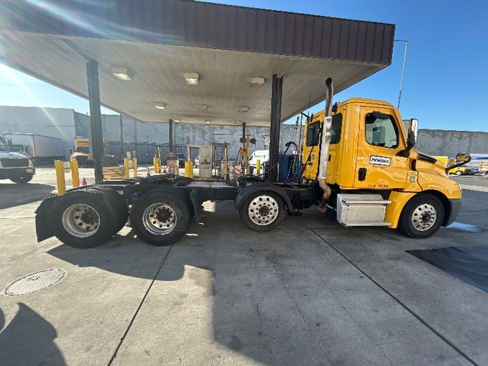 Day Cab Tractor-Heavy Duty Tractors-Freightliner-2021-T12684ST-Torrance-CA-244,771\n\t\tmiles-$ 81,250 - Image 8