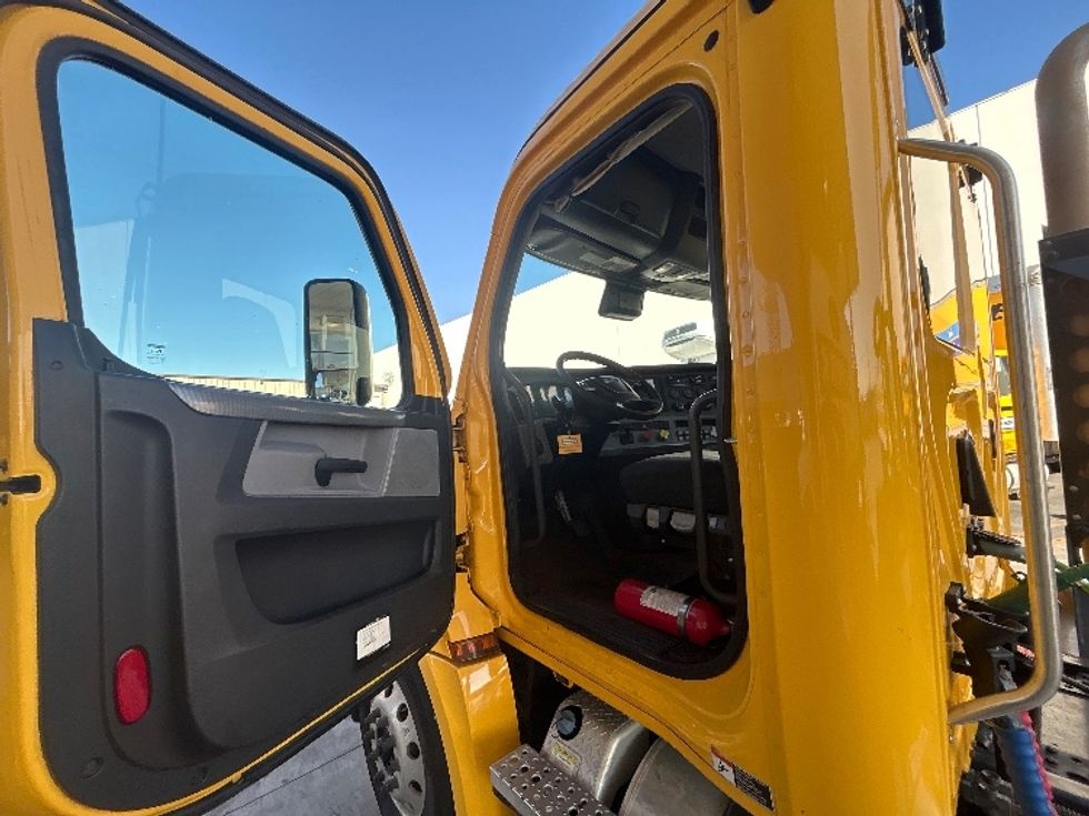 Day Cab Tractor-Heavy Duty Tractors-Freightliner-2021-T12684ST-Torrance-CA-244,771\n\t\tmiles-$ 81,250 - Image 9