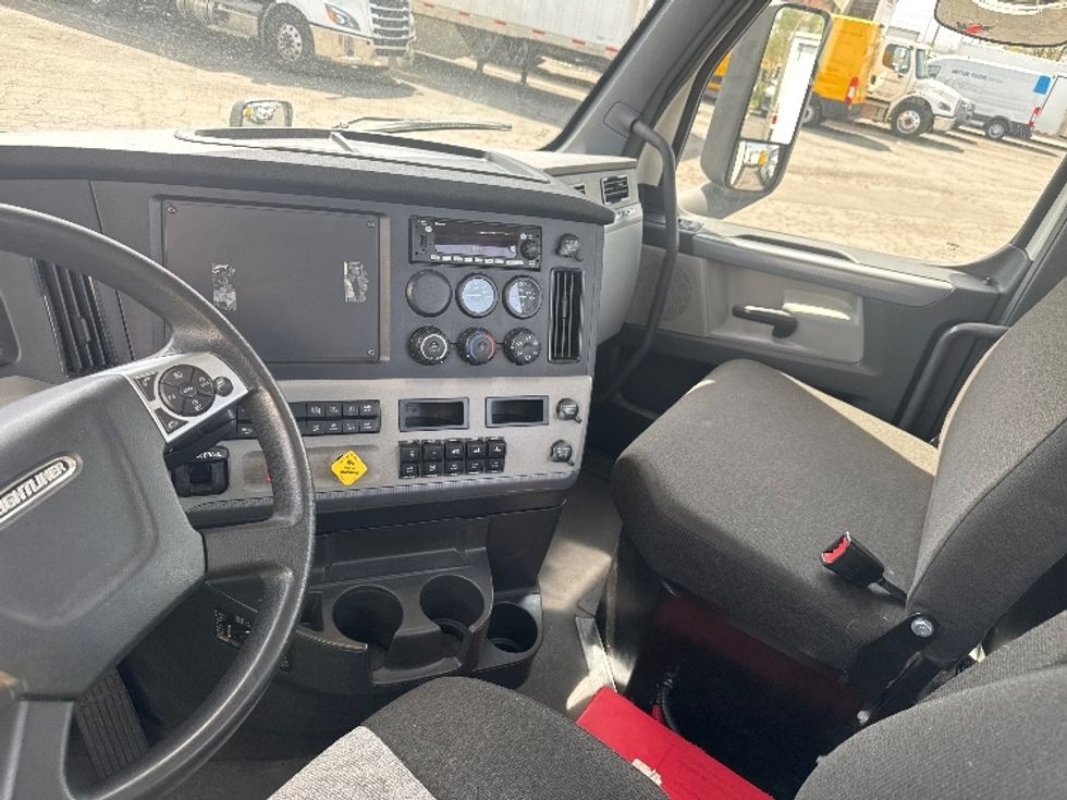 Day Cab Tractor-Heavy Duty Tractors-Freightliner-2021-T12684ST-West Valley City-UT-198,084\n\t\tmiles-$ 85,250 - Image 10