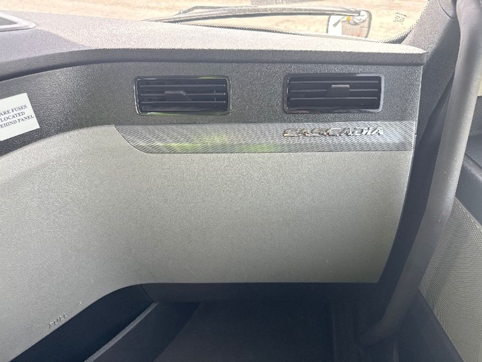 Day Cab Tractor-Heavy Duty Tractors-Freightliner-2021-T12684ST-West Valley City-UT-198,084\n\t\tmiles-$ 85,250 - Image 13